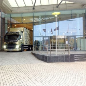 El Volvo FM saliendo hacia su ruta dentro del concurso paparazis